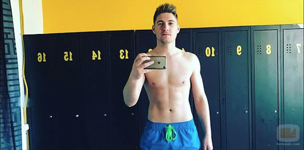 El presentador de Eurovisión, Volodymyr Ostapchuk, en los vestuarios del gimnasio muy sexy