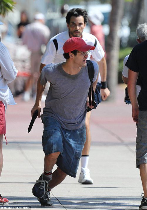 Darren Criss rodando  'The Assassination of Gianni Versace: American Crime Story'