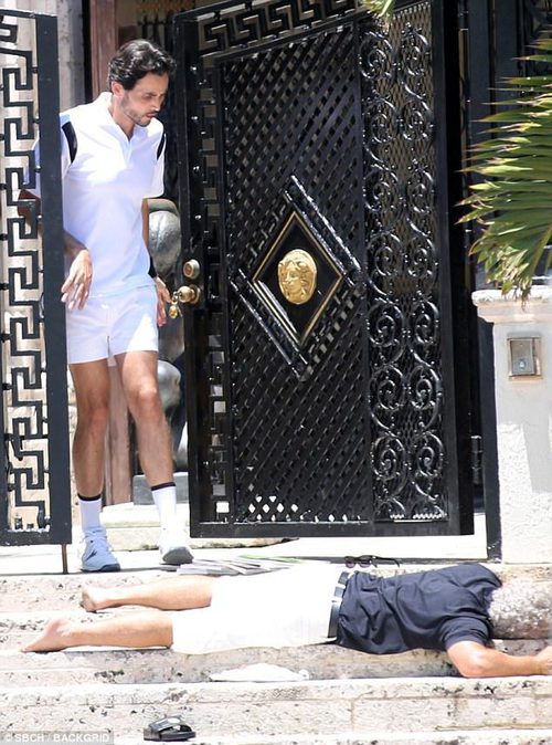 Édgar Ramírez tumbado en la grabación de 'The Assassination of Gianni Versace: American Crime Story'