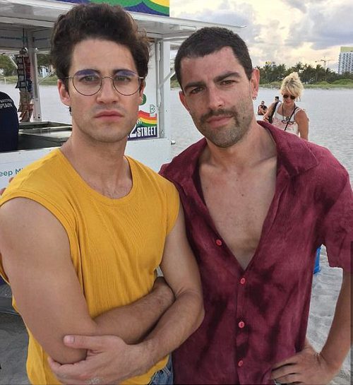 Darren Criss y Max Greenfield en 'The Assassination of Gianni Versace: American Crime Story'