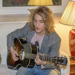 Manel Navarro conquista a la embajada de Kiev