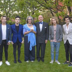 Manel Navarro y su banda junto a los embajadores de España en Kiev