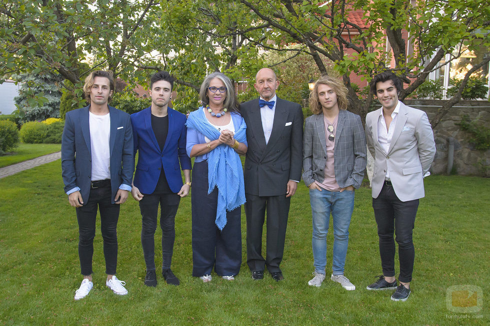 Manel Navarro y su banda junto a los embajadores de España en Kiev