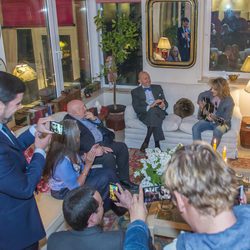 Calurosa acogida a Manel Navarro en la embajada española en Kiev