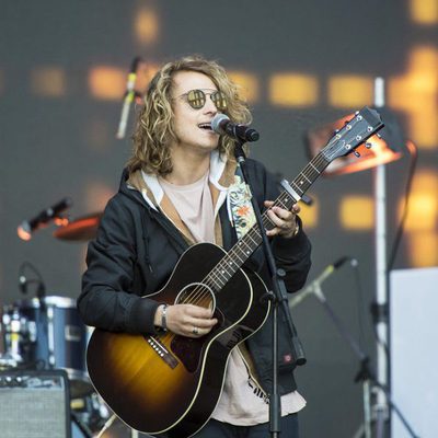 Manel Navarro cantando en el Eurovillage en el Festival de Eurovisión 2017
