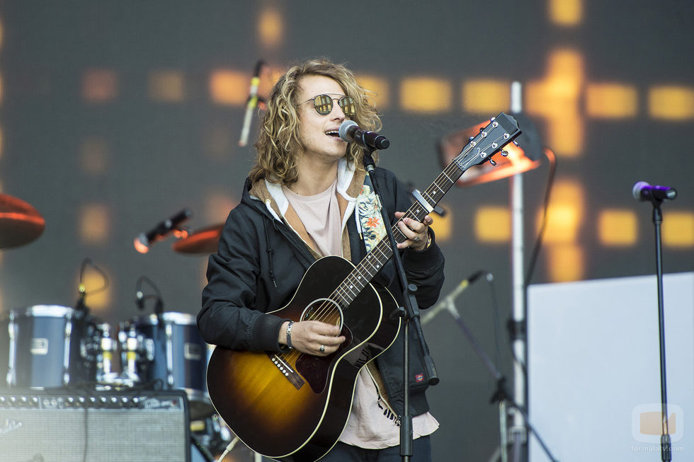Manel Navarro cantando en el Eurovillage en el Festival de Eurovisión 2017