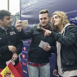 Manel Navarro con eurofans en Eurovillage en el Festival de Eurovisión 2017