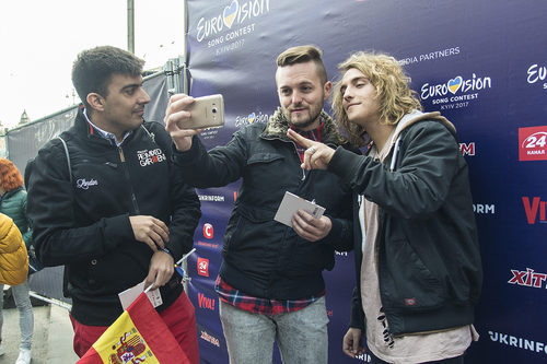 Manel Navarro con eurofans en Eurovillage en el Festival de Eurovisión 2017