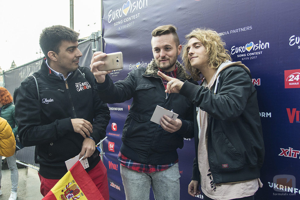 Manel Navarro con eurofans en Eurovillage en el Festival de Eurovisión 2017