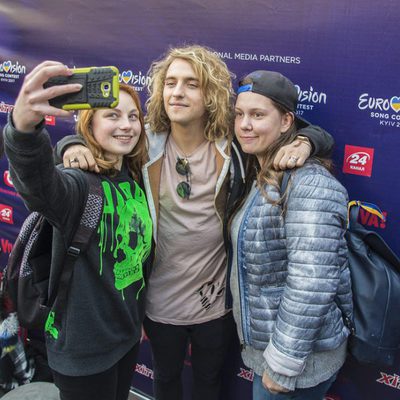 Manel Navarro se fotografía junto a dos eurofans en el Festival de Eurovisión 2017