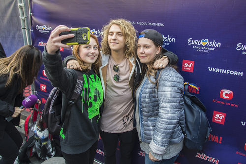 Manel Navarro se fotografía junto a dos eurofans en el Festival de Eurovisión 2017
