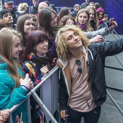 Manel Navarro junto a varios eurofans en Eurovillage en el Festival de Eurovisión 2017