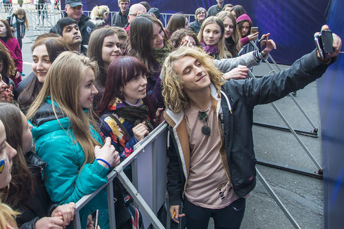 Manel Navarro junto a varios eurofans en Eurovillage en el Festival de Eurovisión 2017