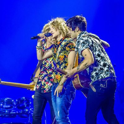 Manel Navarro junto a sus músicos en el ensayo general de Eurovisión 2017