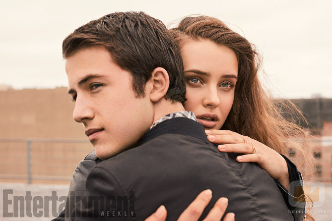 Katherine Langford y Dylan Minette de 'Por 13 razones', abrazados para una sesión de fotos