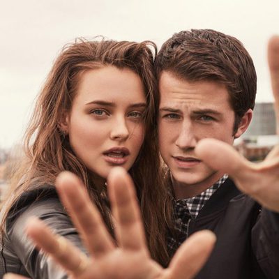 Katherine Langford y Dylan Minette de 'Por 13 razones' posan juntos en una sesión de fotos