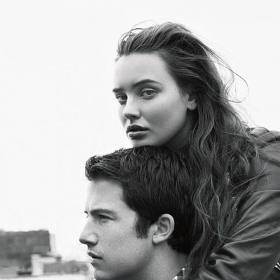 Katherine Langford y Dylan Minette de 'Por 13 razones', en una emotiva sesión de fotos