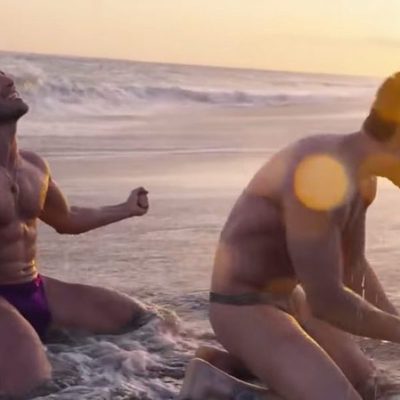 Miguel Ángel Silvestre y su Alfonso Herrera en tanga y en la playa durante una secuencia de 'Sense8'