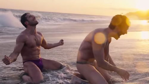 Miguel Ángel Silvestre y su Alfonso Herrera en tanga y en la playa durante una secuencia de 'Sense8'