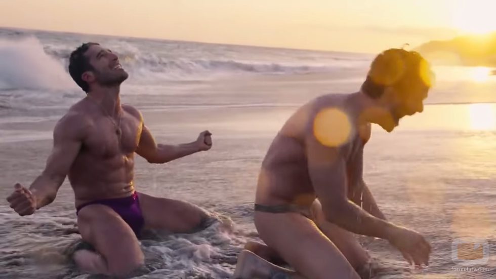 Miguel Ángel Silvestre y su Alfonso Herrera en tanga y en la playa durante una secuencia de 'Sense8'