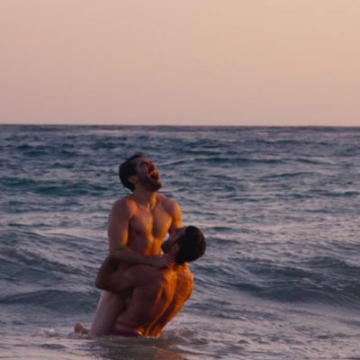 Miguel Ángel Silvestre y Alfonso Herrera se bañan en tanga en el mar en 'Sense8'