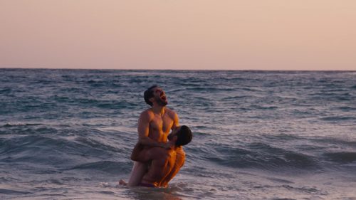 Miguel Ángel Silvestre y Alfonso Herrera se bañan en tanga en el mar en 'Sense8'
