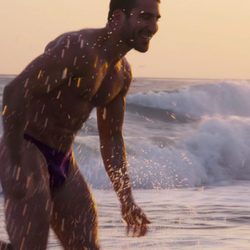 Miguel Ángel Silvestre sale del mar empapado y en tanga en 'Sense8'