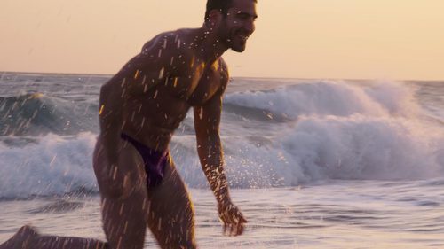 Miguel Ángel Silvestre sale del mar empapado y en tanga en 'Sense8'