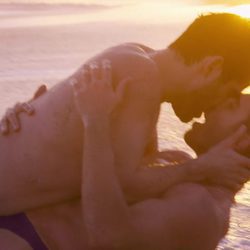 Miguel Ángel Silvestre y Alfonso Herrera ('Sense8') se besan tumbados en la playa