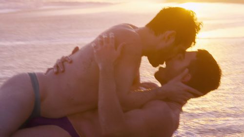 Miguel Ángel Silvestre y Alfonso Herrera ('Sense8') se besan tumbados en la playa