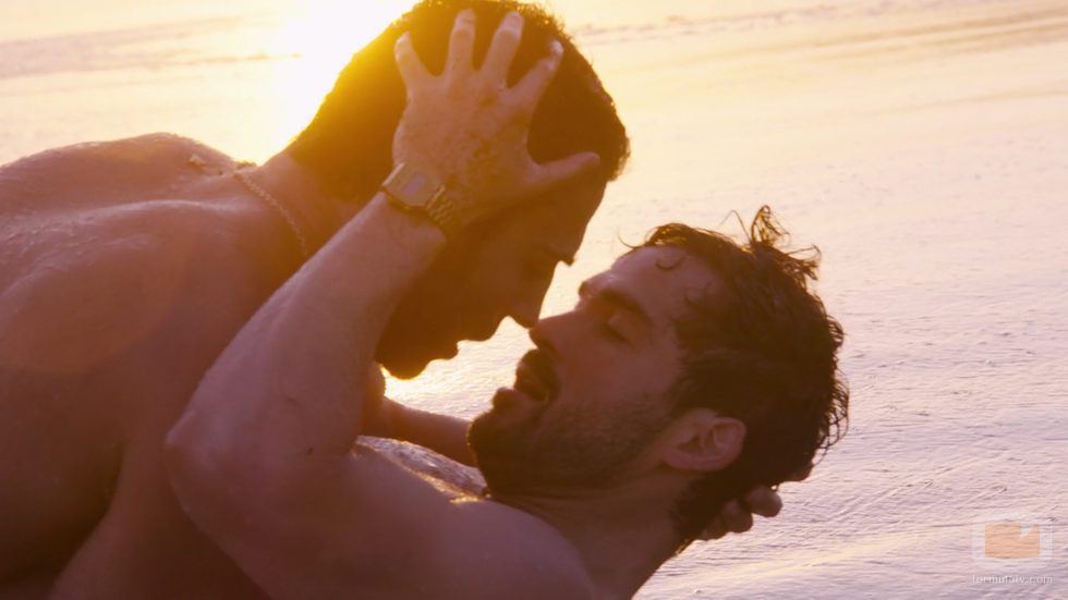 Miguel Ángel Silvestre y Alfonso Herrera se demuestran su amor en 'Sense8'