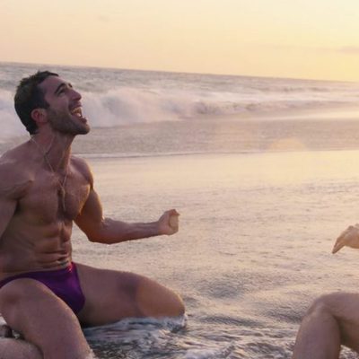 Miguel Ángel Silvestre marcando paquete con tanga en 'Sense8'