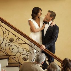 Elizabeth Gillies y Grant Show en 'Dynasty'