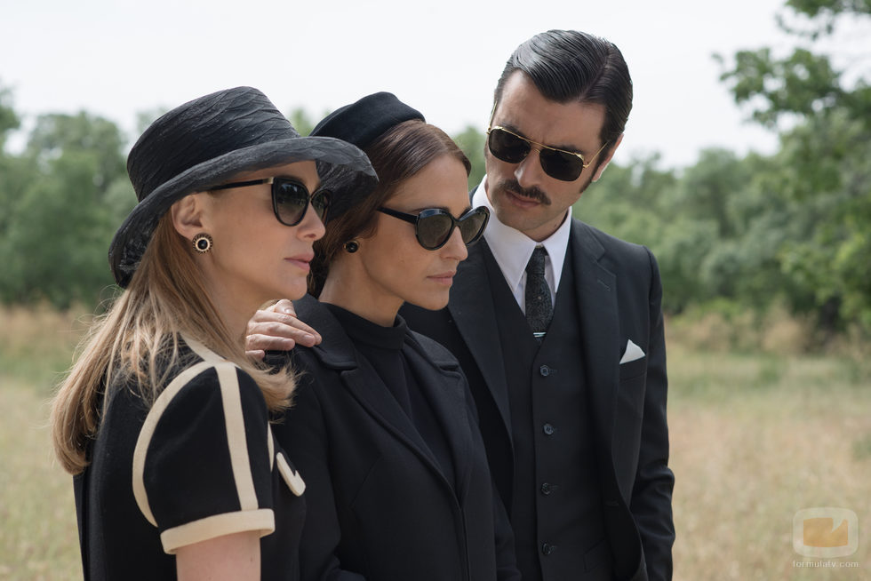 Paula Echevarría, Marta Hazas y Javier Rey en 'Velvet Colección'