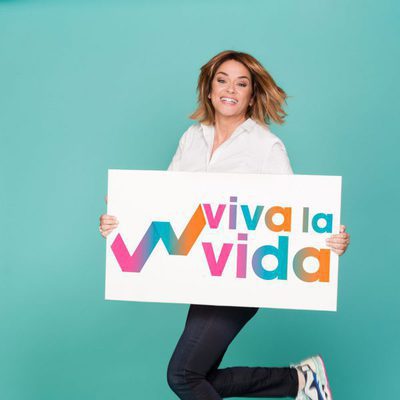 Toñi Moreno junto al logo de 'Viva la vida'