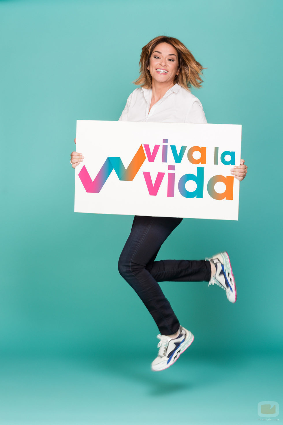 Toñi Moreno junto al logo de 'Viva la vida'