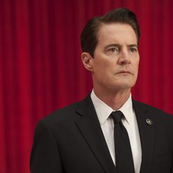 Kyle MacLahlan sobre un fondo rojo en el regreso de 'Twin Peaks'