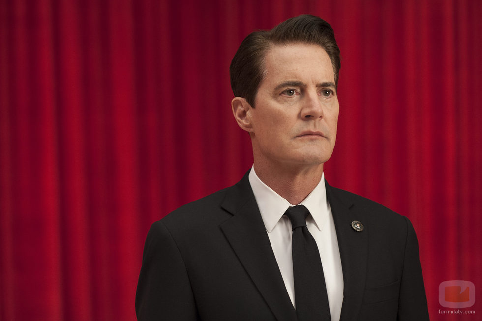 Kyle MacLahlan sobre un fondo rojo en el regreso de 'Twin Peaks'