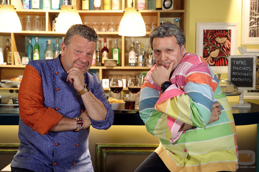 Chicote posa con su copía de 'Homo Zapping'