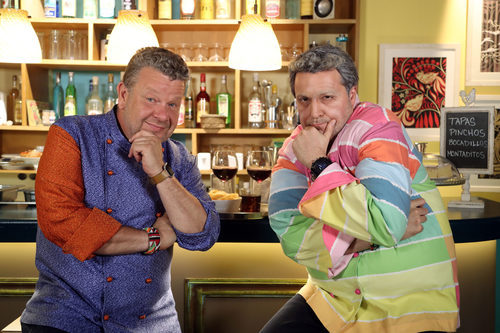 Chicote posa con su copía de 'Homo Zapping'