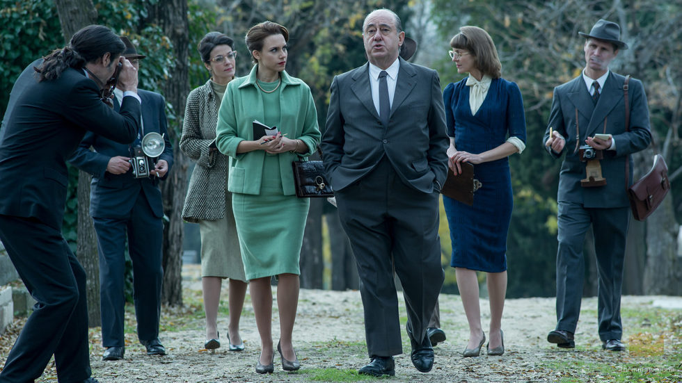 Amelia Folch (Aura Garrido) y Alfred Hitchcock (José Ángel Egido) en 'El Ministerio del Tiempo'
