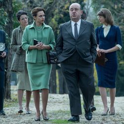 Amelia Folch (Aura Garrido) y Alfred Hitchcock (José Ángel Egido) en 'El Ministerio del Tiempo'