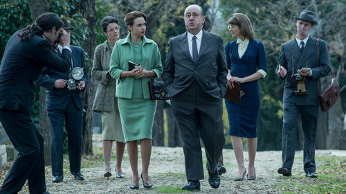 Amelia Folch (Aura Garrido) y Alfred Hitchcock (José Ángel Egido) en 'El Ministerio del Tiempo'