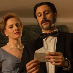 Pacino (Hugo Silva) junto lee una carta en la tercera temporada de 'El Ministerio del Tiempo'