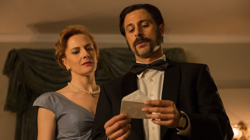 Pacino (Hugo Silva) junto lee una carta en la tercera temporada de 'El Ministerio del Tiempo'