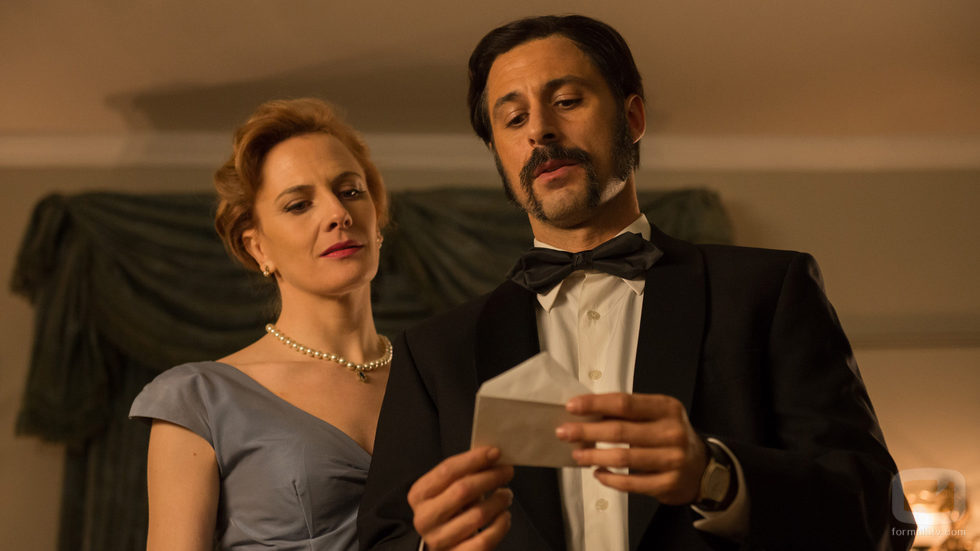 Pacino (Hugo Silva) junto lee una carta en la tercera temporada de 'El Ministerio del Tiempo'