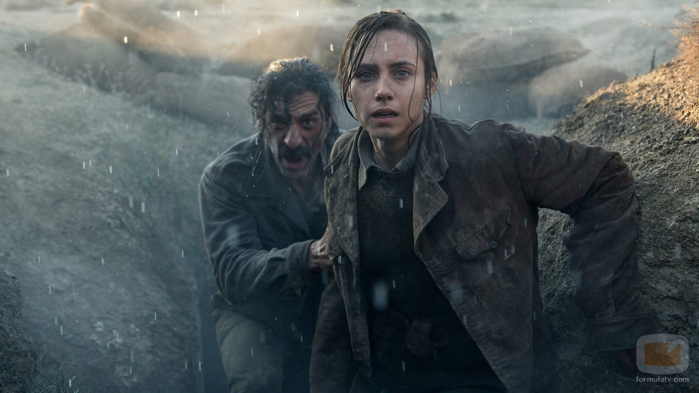 Amelia Folch (Aura Garrido) y Alonso de Entrerríos (Nacho Fresneda) debajo de la lluvía en 'El Ministerio del Tiempo'
