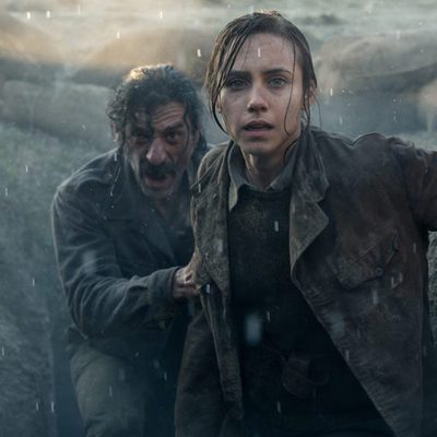 Amelia Folch (Aura Garrido) y Alonso de Entrerríos (Nacho Fresneda) debajo de la lluvía en 'El Ministerio del Tiempo'