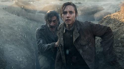 Amelia Folch (Aura Garrido) y Alonso de Entrerríos (Nacho Fresneda) debajo de la lluvía en 'El Ministerio del Tiempo'