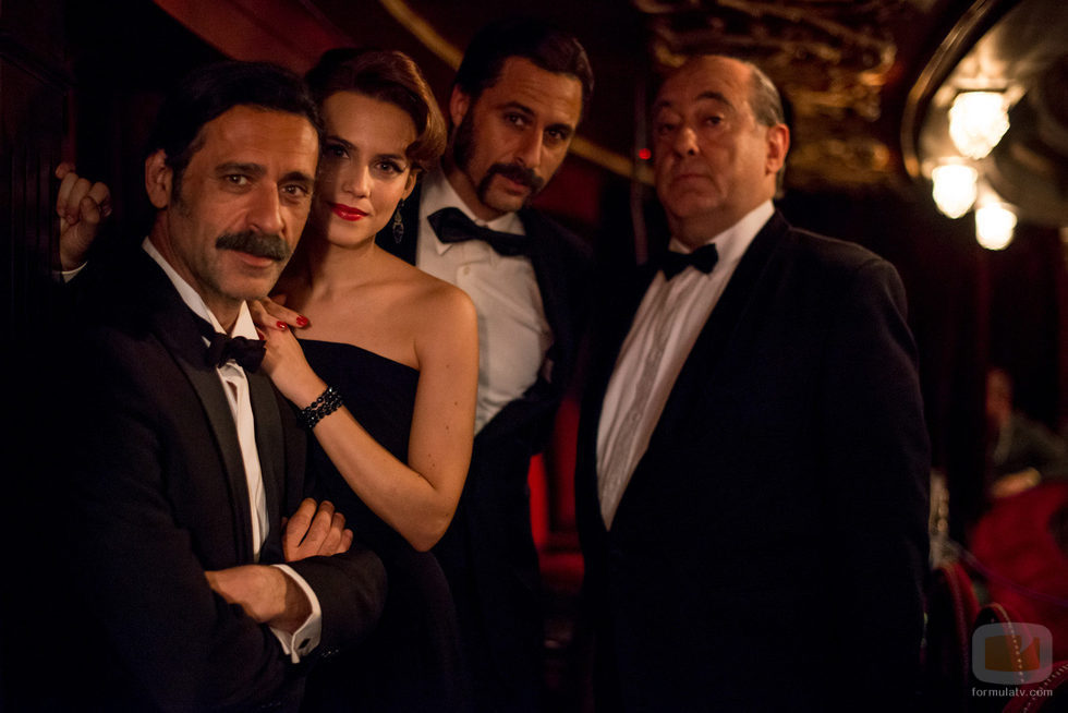 Alfred Hitchcock (José Angel Égido) junto a los protagonistas de 'El Ministerio del Tiempo'
